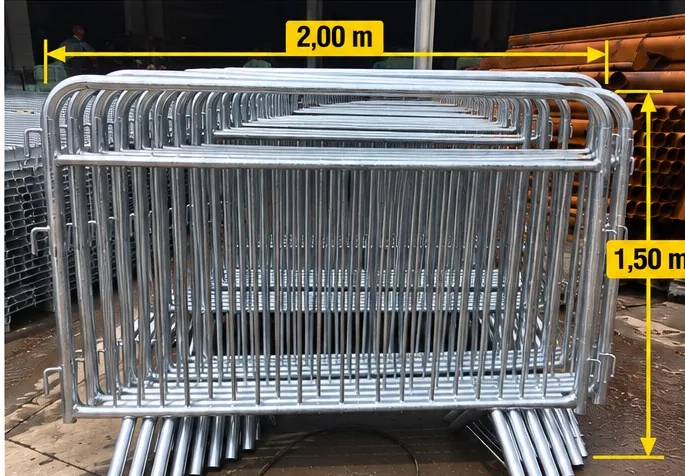 Grades de isolamento de 1,50 m de altura empilhadas ao lado de tubos de aço, com as cotas de 2,00 m de largura e 1,50 m de altura